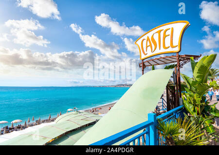 Der Eingang zum Castel Beach und Castel Plage an der Promenade entlang der Bucht der Engel auf das Mittelmeer an der französischen Riviera in Nizza Frankreich. Stockfoto