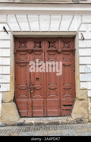 Alte Holztür in einem Steinhaus in Krakau Polen Stockfoto