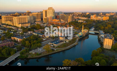 Gesättigt am frühen Morgen Licht trifft die Gebäude und Architektur der Innenstadt von Wilmington Delaware Stockfoto