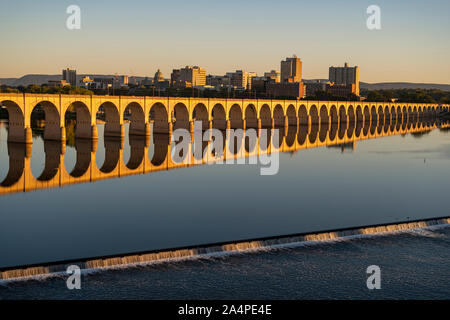 Morgen Licht trifft die Gebäude und Downtown City center Bereich in Pennsylvania State Capital in Harrisburg Stockfoto