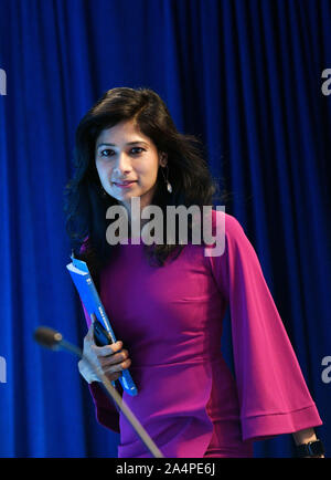 Washington, USA. 15 Okt, 2019. Internationaler Währungsfonds (IWF) Chief Economist Gita Gopinath nimmt an einer Pressekonferenz in Washington, DC, USA, am 15. Oktober 2019. Der Internationale Währungsfonds (IWF) am Dienstag senkte seine globale Wachstumsprognose für 2019 um 3 Prozent in der neu veröffentlichten World Economic Outlook (WEO) Bericht, um 0,2 Prozentpunkte von der Einschätzung im Juli. Quelle: Liu Jie/Xinhua/Alamy leben Nachrichten Stockfoto