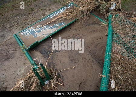 TAMAGAWA, KAWASAKI - Oktober 15, 2019: Zerstörung der Typhoon Hagibis in der Tamagawa Flussufer. Stockfoto