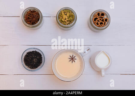 Tasse indische Milch Tee (Chai) mit Masala Tee Zutaten Stockfoto