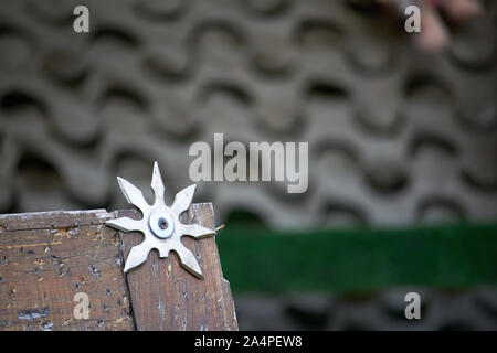 In der Nähe von Werfen Board für das Werfen Stern dekoriert mit gebrochenen Shurikens, selektiver Fokus Stockfoto