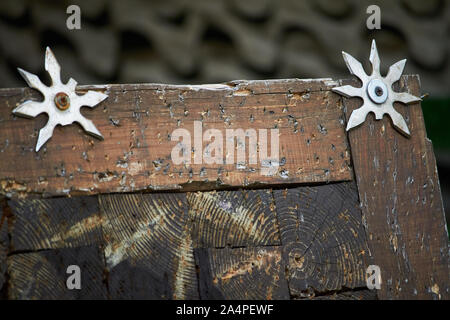 In der Nähe von Werfen Board für das Werfen Stern dekoriert mit gebrochenen Shurikens, selektiver Fokus Stockfoto