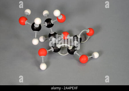 Molekülmodell des Ascorcic- oder Vitamin C Weiß ist Wasserstoff, schwarz Carbon, Rot ist Sauerstoff. Stockfoto