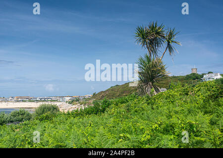 Blick auf den Porthcressa Beach und den Buzza Tower auf dem Buzza Hill, St Mary's, Isles of Scilly Stockfoto