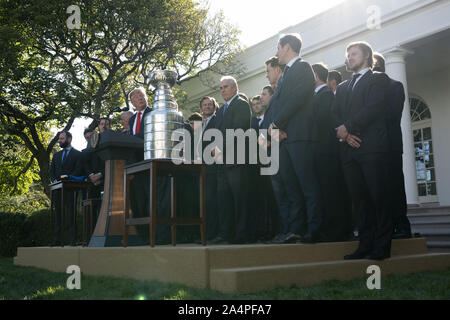 Washington, District of Columbia, USA. 15 Okt, 2019. Präsidenten der Vereinigten Staaten Donald J. Trumpf veranstaltet die St. Louis Blues, der 2019 den Stanley Cup Champions, im Weißen Haus in Washington, DC, USA am Dienstag, 15. Oktober 2019. Credit: Stefani Reynolds/CNP/ZUMA Draht/Alamy leben Nachrichten Stockfoto