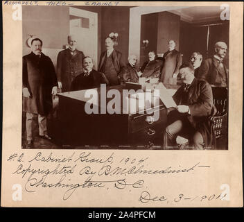 Us-Präsident Theodore Roosevelt am Schreibtisch sitzt, Lesen, durch überlagerte Bilder seiner Kabinettsmitglieder, Washington, D.C., USA, Foto von Barnett McFee Clinedinst, 3. Dezember 1904 Umgeben Stockfoto