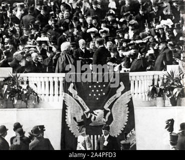 Us-Präsident Theodore Roosevelt die Vereidigung von Office bei seiner Amtseinführung, Washington, D.C., USA, 4. März 1905 Stockfoto