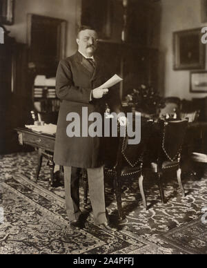 Theodore Roosevelt (1858-1919), 26. Präsident der Vereinigten Staaten von 1901-09, in voller Länge ansehen Portrait, Foto von Barnett McFee Clinedinst, 1907 Stockfoto