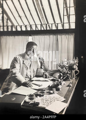 Theodore Roosevelt (1858-1919), 26. Präsident der Vereinigten Staaten von 1901-09, halber Länge Porträt sitzt am Schreibtisch, 1905 Stockfoto