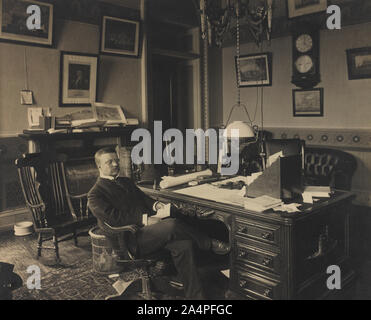 Theodore Roosevelt (1858-1919), 26. Präsident der Vereinigten Staaten von 1901-09, Sitz Portrait an Schreibtisch, 1905 Stockfoto