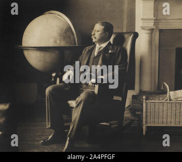 Theodore Roosevelt (1858-1919), 26. Präsident der Vereinigten Staaten von 1901-09, Sitz Portrait neben Kugel, 1905 Stockfoto