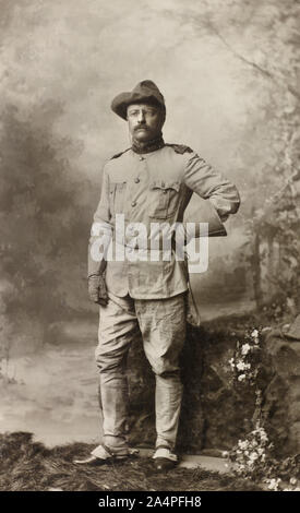 Oberst Theodore Roosevelt, in voller Länge Porträt in Uniform, Foto von George Gardner Rockwood, Oktober 1898 Stockfoto