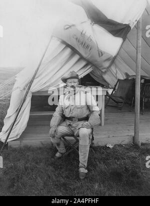 Oberst Theodore Roosevelt, Kartenlänge sitzt Portrait in Uniform, Montauk, New York, USA, Foto: Siegel-Cooper Co., September 1898 Stockfoto