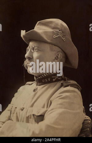 Oberst Theodore Roosevelt, halber Länge sitzt Portrait in Uniform, Montauk, New York, USA, Foto: Benjamin J. Falk, Oktober 1898 Stockfoto