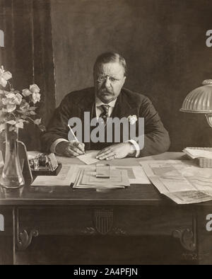Us-Präsident Theodore Roosevelt, halber Länge Porträt sitzt am Schreibtisch mit Panama Canal Zone Dokument auf seinem Schreibtisch, 1921 Gemälde von Adriaan M. de Groot von einem Foto Stockfoto