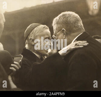 Theodore Roosevelt und Erzbischof von Baltimore, James Gibbons in freundlicher Umarmung, 29. September 1918 Stockfoto