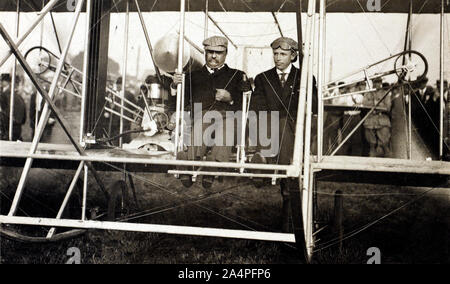 Theodore Roosevelt und Archibald Hoxsey im Biplanaren Vorbereitung für Flug, Kinloch Field, St. Louis, Missouri, USA, Foto von Cole & Co., 11. Oktober 1910 Stockfoto