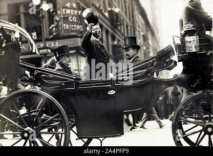 Theodore Roosevelt in Wagen mit seinen Hut gespitzt, während New York City Bürgermeister William Gaynor und Cornelius Vanderbilt während seiner Heimkehr Rezeption sitzen bleiben nach seiner Reise ins Ausland, New York City, New York, USA, Juni 1910 Stockfoto