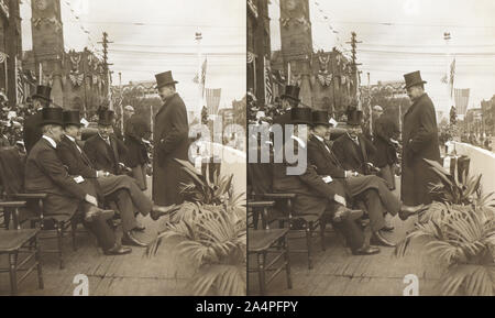 Präsident Roosevelt, mit dem Bürgermeister von Kanton und der Gouverneur von Ohio, Überprüfen der Parade auf McKinley Memorial Day, Canton, Ohio, USA, Stereo Karte, Underwood & Underwood, 30. September 1907 Stockfoto