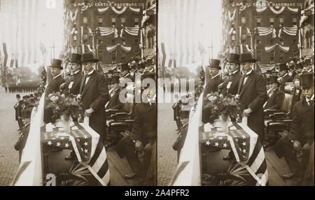 Präsident Roosevelt, mit dem Bürgermeister von Kanton und der Gouverneur von Ohio, Überprüfen der Parade auf McKinley Memorial Day, Canton, Ohio, USA, Stereo Karte, Underwood & Underwood, 30. September 1907 Stockfoto