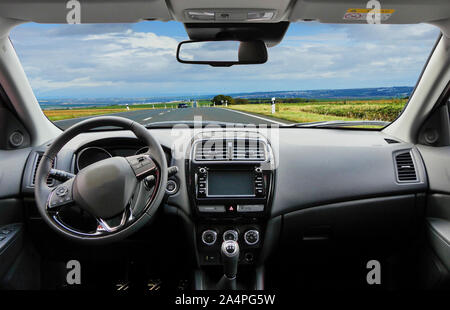 Blick auf die Autobahn ausserhalb der Stadt, von der Kabine eines modernen Autos. Stockfoto