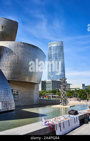 Guggenheim-Museum Bilbao, Hoher Baum & Das Auge und der Iberdrola-Turm am Nervión-Fluss, Bilbao, Spanien Stockfoto