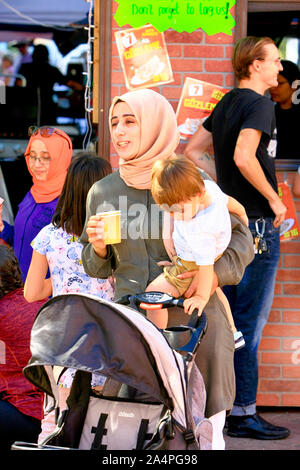 Die islamische Frau trägt ein Kopftuch mit ihrer Tochter im Tucson treffen sich Folk Festival Stockfoto