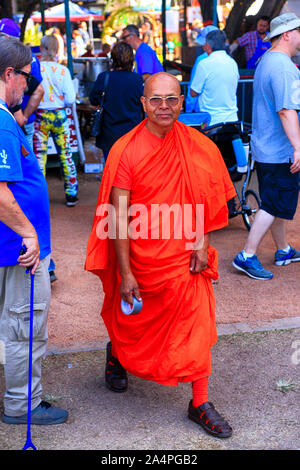 Ein tibetischer Mönch seine orange Robe und orange Socken tragen mit sandles im Tucson treffen sich Folk Festival Stockfoto