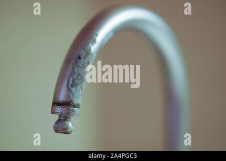 Alte Wasserhahn in Kalk closeup, selektiver Fokus Stockfoto