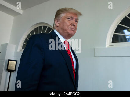 Washington, Vereinigte Staaten von Amerika. 15 Okt, 2019. Präsidenten der Vereinigten Staaten Donald J. Trumpf kommt der Rosengarten, in dem er die St. Louis Blues, der 2019 den Stanley Cup Champions, im Weißen Haus in Washington, DC, USA am Dienstag, Oktober 15, 2019 geehrt. Credit: Stefani Reynolds/CNP | Verwendung der weltweiten Kredit: dpa/Alamy leben Nachrichten Stockfoto