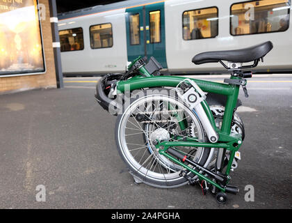 Oktober 2019 - Grüne Brompton M6L Faltrad in gefalteter Position, Warten auf einen Zug am Bahnhof Birmingham International. Stockfoto