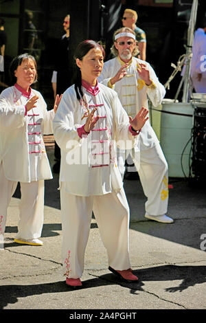 Gruppe von vier Menschen die Kunst des Tai Chi im Tucson treffen sich Folk Festival Stockfoto