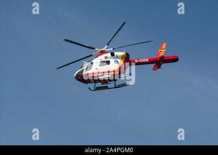 Die Cornwall Air Ambulance im Flug Stockfoto