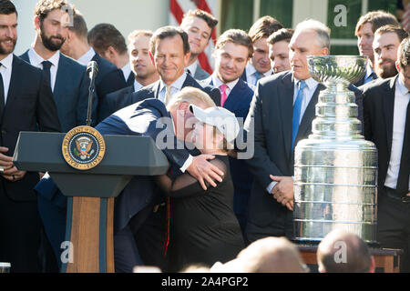 Washington DC, 15. Oktober, 2019 USA-Laila Anderston, größter Fan der St. Louis Blues" ist auf dem Podium von Präsident Donald J Trumpf während der begrüßungszeremonie Für die 2018 Stanley Cup Champions, St Louis Blues zum Weißen Haus gebracht. Anderston der Krebs kämpft war ein Stanley Cup Champion Ring gegeben. Die Zeremonie fand im Rosengarten. Patsy Lynch/MediaPunch Stockfoto