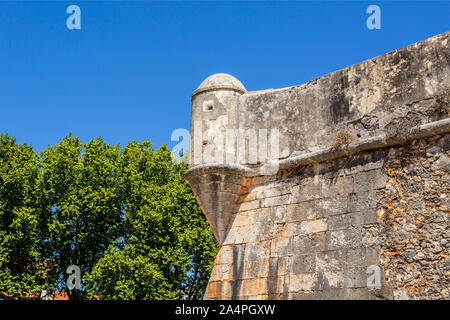 Detail der alte Stadtmauer Mauer und Wachturm aus dem 16. Jahrhundert, Zitadelle von Cascais Portugal Stockfoto