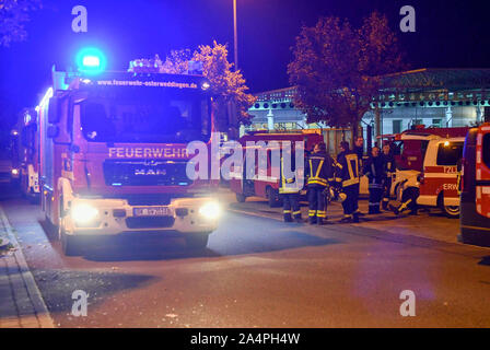 Haldensleben, Deutschland. 15 Okt, 2019. Mitarbeiter der Feuerwehr sind auf dem Gelände der Paketdienst Hermes eingesetzt. Zwei Mitarbeiter der Paketdienst Hermes in Haldensleben in Sachsen-Anhalt starb innerhalb von einem Tag. Credit: Tom Wunderlich/dpa-Zentralbild/dpa/Alamy leben Nachrichten Stockfoto