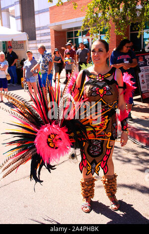 Erwachsene Frau das Tragen eines traditionellen Aztec Kostüm im Tucson treffen sich Folk Festival Stockfoto