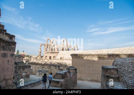 El Jem, Tunesien. 15 Okt, 2019. Touristen besuchen das Amphitheater von El Jem El Jem, Tunesien, am Okt. 15, 2019. Amphitheater von El Jem ist eine ovale Amphitheater und es ist ein UNESCO-Weltkulturerbe seit 1979. Credit: Wu Huiwo/Xinhua/Alamy leben Nachrichten Stockfoto