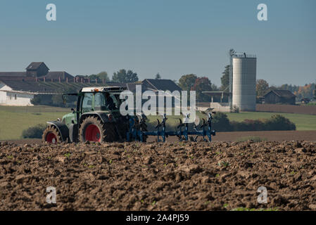 Traktor Pflügen des Bodens auf den landwirtschaftlichen Bereich Stockfoto