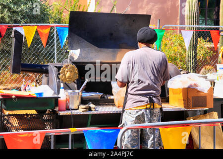 Man bereitet eine Auswahl an Biss Größe Jerk Chicken für das bbq zu einem Essen stand auf dem Tucson treffen sich Folk Festival Stockfoto