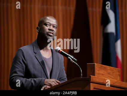 Stellte der britische Architekt Sir David Adjaye, ein Eingeborener von Ghana, spricht über seine internationalen Praxis während einer Vorlesung an der Universität von Texas in Austin. Adjaye vor kurzem wurde eine Kommission die abrahamitischen Family House Project in Abu Dhabi zu Design vergeben. Stockfoto