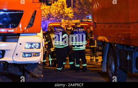 Haldensleben, Deutschland. 15 Okt, 2019. Mitarbeiter der Feuerwehr sind auf dem Gelände der Paketdienst Hermes eingesetzt. Zwei Mitarbeiter der Paketdienst Hermes in Haldensleben in Sachsen-Anhalt starb innerhalb von einem Tag. Credit: Tom Wunderlich/dpa-Zentralbild/dpa/Alamy leben Nachrichten Stockfoto