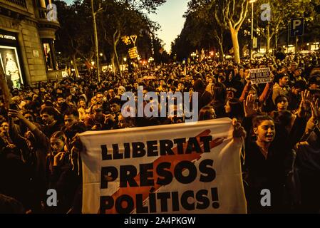 Barcelona, Spanien. 15 Okt, 2019. Katalanischen Separatisten shout Slogans wie sie protestieren für den zweiten Tag Urteil des Obersten Gerichts gegen 12 Katalanische Führer für Aufruhr und Missbrauch öffentlicher Mittel, die im Zusammenhang mit einer verbotenen Referendum über die sezession und eine Unabhängigkeit, die Abstimmung in der katalanischen Parlament im Oktober 2017. Credit: Matthias Oesterle/Alamy leben Nachrichten Stockfoto