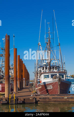 Holz geschält Fischereifahrzeug mit einem Namen in japanischen Schriftzeichen in Steveston British Columbia Kanada angedockt Stockfoto