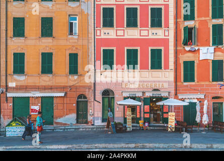 Bunte italienische Hausfassaden und Geschäfte, darunter eine Focacceria entlang der Via Giuseppe di Garibaldi in Camogli, Ligurien, Großbritannien Stockfoto