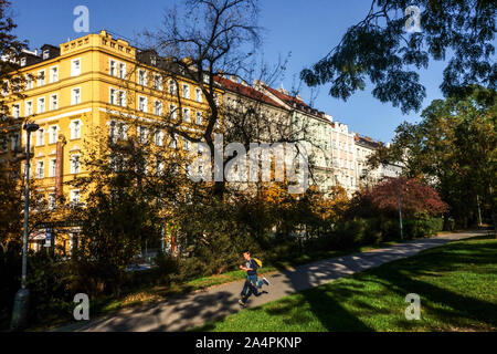 Wohnhäuser auf vinohradska Trida Straße Vinohrady in Prag in der Tschechischen Republik Stockfoto