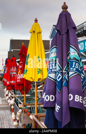 Bunte gefaltet Sonnenschirme am Steveston Waterfront auf einem frühen bewölkten Morgen in Britisch-Kolumbien Stockfoto